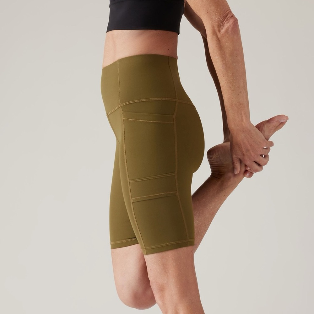 Athleta Salutation Cargo Yoga Shorts XS 🌿